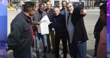 أحمد موسى يعرض صوراً له مع عمال "المقاولون العرب" بميدان التحرير.. فيديو