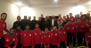وزير الرياضة يلتقى أبطال منتخب مصر لكرة اليد بفندق الإقامة فى تونس