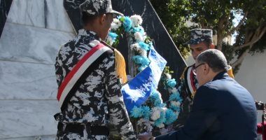 صور.. محافظ المنيا يضع إكليل زهور على النصب التذكارى لشهداء الشرطة