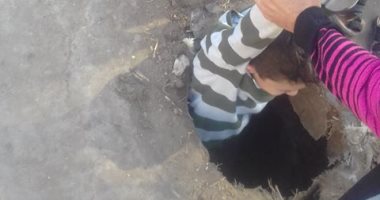 شاب ينقذ طفلا سقط في بلاعة صرف صحى بقرية في الشرقية
