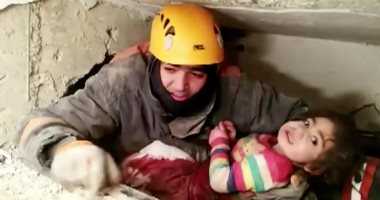 لحظة إنقاذ طفلة 3 سنوات بعد قضائها 24 ساعة تحت أنقاض زلزال تركيا.. فيديو