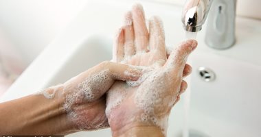 خطوات غسل اليدين بطريقة صحيحة وآمنة.. فيديو