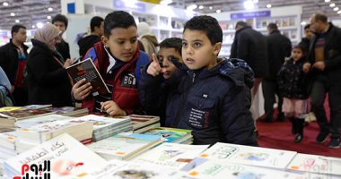 فتيات وأطفال يصنعون البهجة فى معرض القاهرة الدولى للكتاب