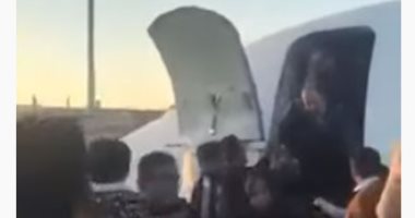 شاهد.. إجلاء ركاب إيرانيين من طائرة بعد خروجها عن المدرج بمطار "ماهشهر"