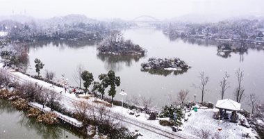 صور.. الثلوج تغطى البيوت والشوارع فى مدينة قوييانج الصينية 