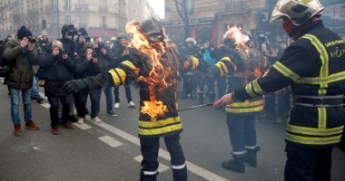 صور.. المئات من رجال الإطفاء يتظاهرون فى فرنسا لتحسين أحوال العمل