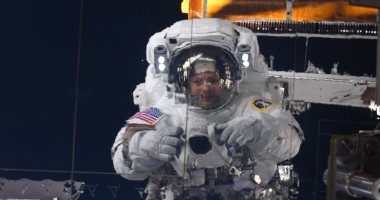 هزاع المنصوري يشيد بسير رائدة الفضاء الأمريكية جيسيكا مير خارج المحطة