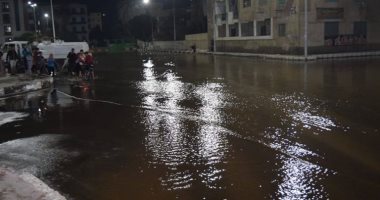 انفجار لأحد خطوط مياه الشرب بمنطقة الجامعة فى سوهاج.. وسيارات لشفط المياه