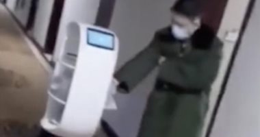 روبوتات تقدم وجبات وتغنى للمحتجزين بأحد فنادق الحجر الصحى فى الصين.. فيديو