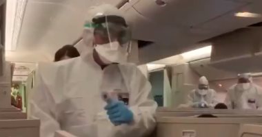 أطباء إيطاليين ينتشرون داخل طائرة قادمة من الصين بحثًا عن فيروس كورونا.. فيديو