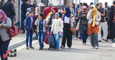 إقبال هائل من الأسر والشباب على معرض القاهرة للكتاب فى يومه السادس