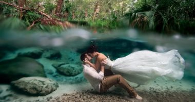 عروسان يلتقطان صورة ساحرة تحت الماء بملابس الزفاف..  اعرف كواليسها