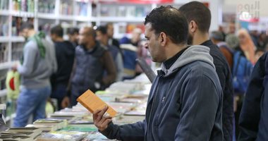 الشباب والأسر يقبلون على معرض القاهرة للكتاب فى يومه السادس