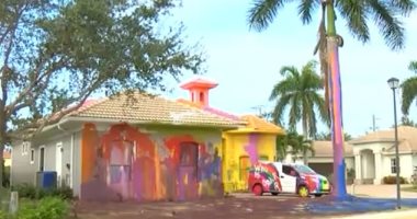 مدمن يدهن منزله بألوان عشوائية بولاية بفلوريدا الأمريكية والسكان يقاضونه