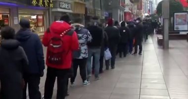 آلاف الصينيين يصطفون أمام الصيدليات لشراء أقنعة خوفا من فيروس كرورنا.. فيديو