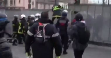 فيديو .. اشتباكات بين الشرطة الفرنسية ورجال الإطفاء خلال مظاهرة بباريس 
