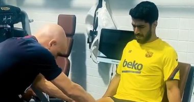 سواريز يواصل التأهيل بعد جراحة الركبة للعودة سريعا إلى برشلونة.. فيديو