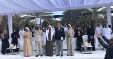 الإمارات تتسلم شهادة أطول سلسلة تصافح في العالم من موسوعة جينيس.. فيديو