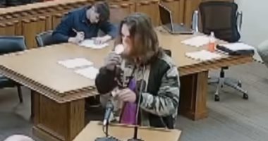 فيديو و صور.. الشرطة الأمريكية تعتقل رجل أشعل سيجارة حشيش داخل المحكمة