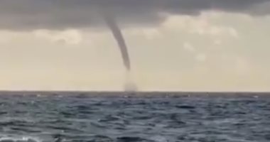 فيديو.. إعصار مائي يضرب أحد السواحل جنوب فلوريدا في أمريكا