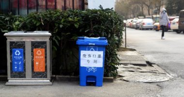 صناديق مخصصة للكمامات فى المدن الصينية لمنع انتشار فيروس كورونا.. صور
