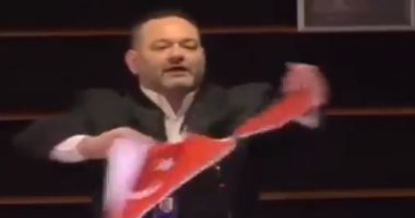 تمزيق علم تركيا داخل البرلمان الأوروبى ردا على ابتزاز أردوغان.. فيديو