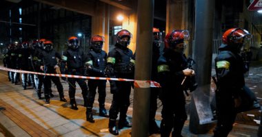 الشرطة تفرق آلاف المحتفلين في برشلونة بعد رفع القيود
