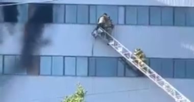 على طريقة الأفلام.. رجال الإطفاء ينقذون رجلًا من حريق مبنى فى أمريكا.. فيديو