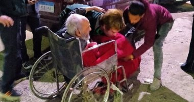 فريق أطفال وكبار بلامأوى ينقذ مسناُ وينقله لدار رعاية بالقاهرة