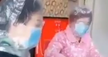 أسرة صينية تلعب "دومينو" بارتداء كمامات خوفا من كورونا.. فيديو