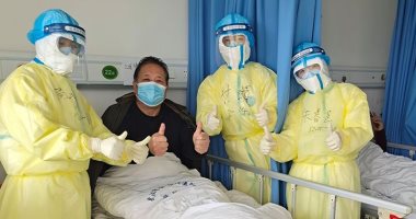 أطباء الجيش الصينى يلتقطون صورا أثناء عملهم لعلاج المصابين بفيروس كورونا الجديد