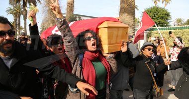 زغاريد وغناء خلال تشييع جنازة الناشطة التونسية لينا بن مهنى.. فيديو