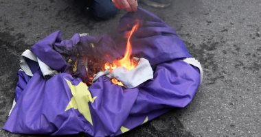 صور.. رجل مؤيد لبريكست يحرق علم الاتحاد الأوروبى بمحيط داوننج ستريت فى لندن