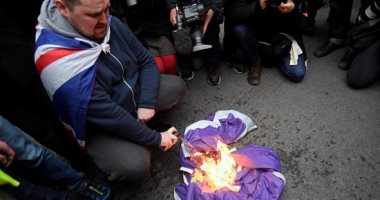 متظاهر يحرق علم الاتحاد الأوروبى وسط مسيرات مؤيدة لبريكست فى لندن