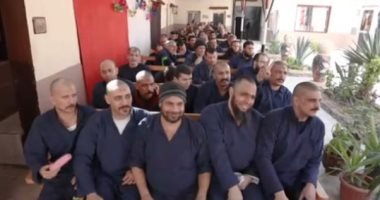 فيديو.. لحظة الإفراج عن 135 سجين بعفو رئاسى  