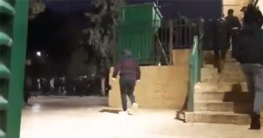 شرطة الاحتلال تعتدى على المصلين فى ساحة الأقصى بعد صلاة الفجر.. فيديو