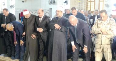 فيديو وصور.. وزير الأوقاف يصل مسجد الجامع بأسوان لخطبة الجمعة