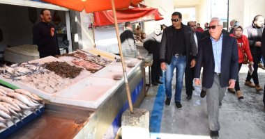 محافظ بورسعيد يتفقد سوق الأسماك الجديد وعدد من المشروعات الخدمية.. صور