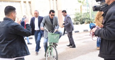 وزير الشباب يقود دراجة فى مشروع الدراجات التشاركية بجامعة الفيوم