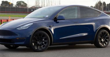 الشرطة الكندية تتهم مالك سيارة Tesla بالنوم أثناء القيادة