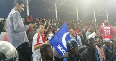 ظهور مشجع يرتدى تيشيرت زملكاوى يشجع الهلال فى استاد الجهور الزرقاء