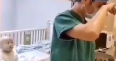 مشهد مؤثر لرضيع صينى مصاب بفيروس كورونا وطبيبه يبكى عليه.. فيديو