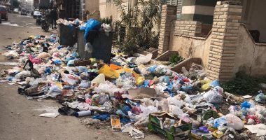 سكان شاطئ النخيل بالإسكندرية يشكون تراكم تلال من القمامة