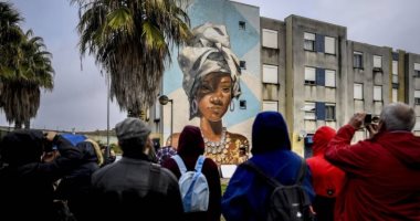 جداريات الشوارع تحول حيًا محظورًا في البرتغال إلى مقصد سياحى أوروبى.. صور