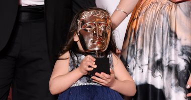 الطفلة السورية سما تحمل جائزة والدتها صاحبة الـ BAFTA لأفضل فيلم وثائقي