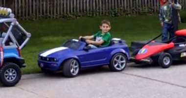 طفل 5 سنوات يُبهر والده بمهارته فى ركن سيارة بولاية ميتشغان الأمريكية.. فيديو