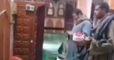 فيديو.. إمام بالمنوفية يتبادل "اللعن" مع شخص داخل مسجد لخلافات مالية بينهما