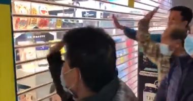 صينيون يحاولون اقتحام صيدلية بهونج كونج بعد إغلاقها لاقتناء أقنعة.. فيديو
