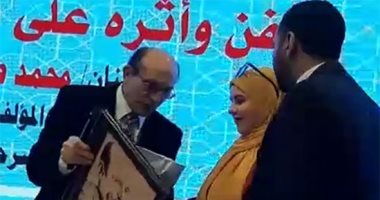 فيديو.. فتاة تهدى محمد صبحى بورتريه مرسوم لصورته وتسأله سؤالا حزينا.. اعرف القصة