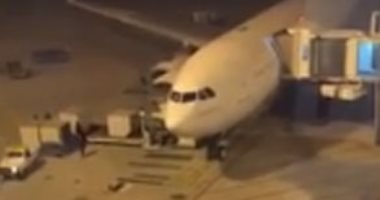 فيديو جديد حصرى من داخل طائرة نقل المصريين العائدين من ووهان هربا من كورونا